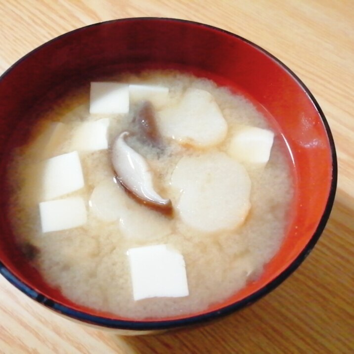 豆腐と椎茸と麩の味噌汁